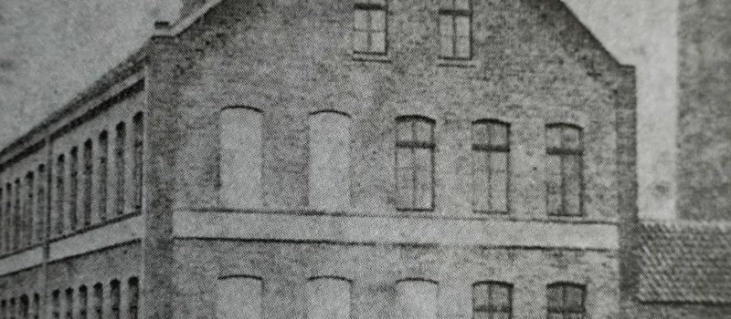 Historische Schwarz-Weiß-Aufnahme eines Gebäudes. Das Bild begleitet den Meilenstein zum Beginn der zentralen Stromversorgung und zur Gründung erster Elektrizitätsgenossenschaften im Jahr 1918.