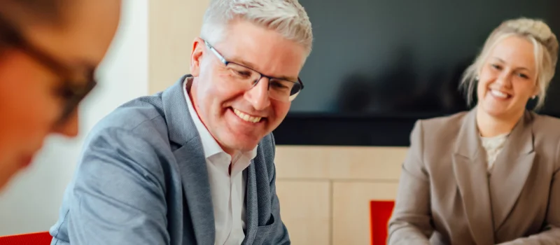 Mehrere Personen arbeiten in einem Seminarraum mit Unterlagen. Das Bild steht für Qualifizierung und Weiterbildung beim GVWE.
