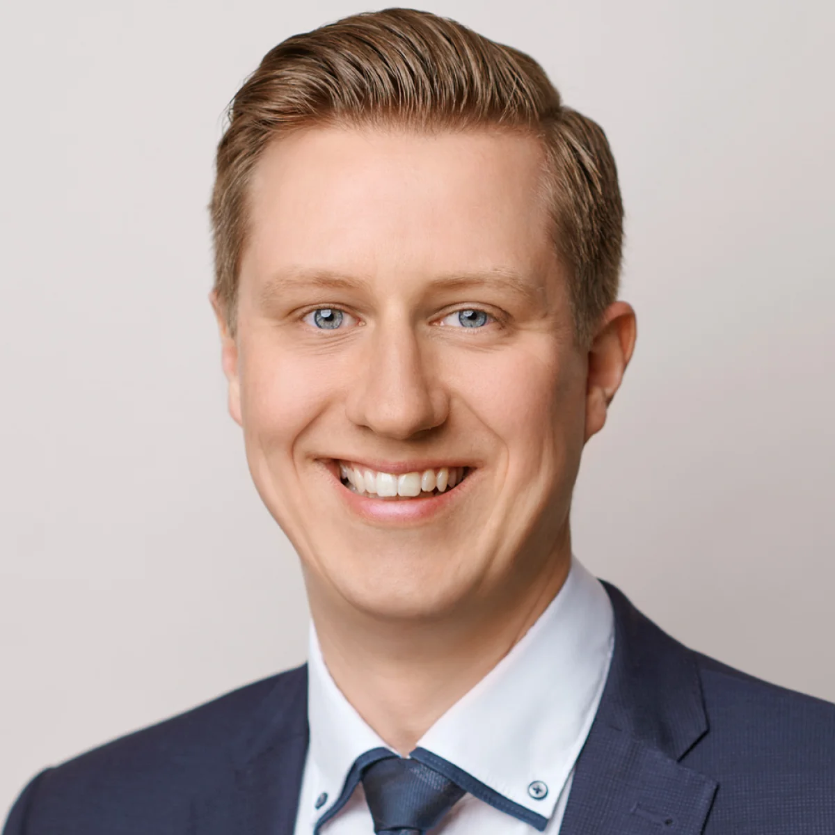 Porträt von Hendrik Wallach. Das Bild begleitet seinen Erfahrungsbericht über den Weg zum Wirtschaftsprüfer beim GVWE.