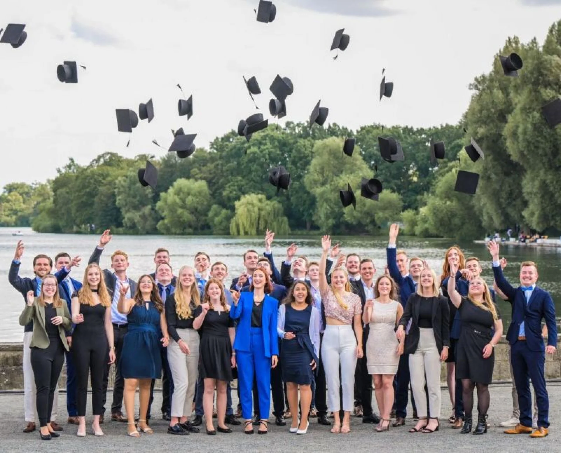 Am Maschsee in Hannover hatten die Studierenden Freude beim traditionellen „Hütewurf“, mit dem das Ende der Studienzeit besiegelt wird.