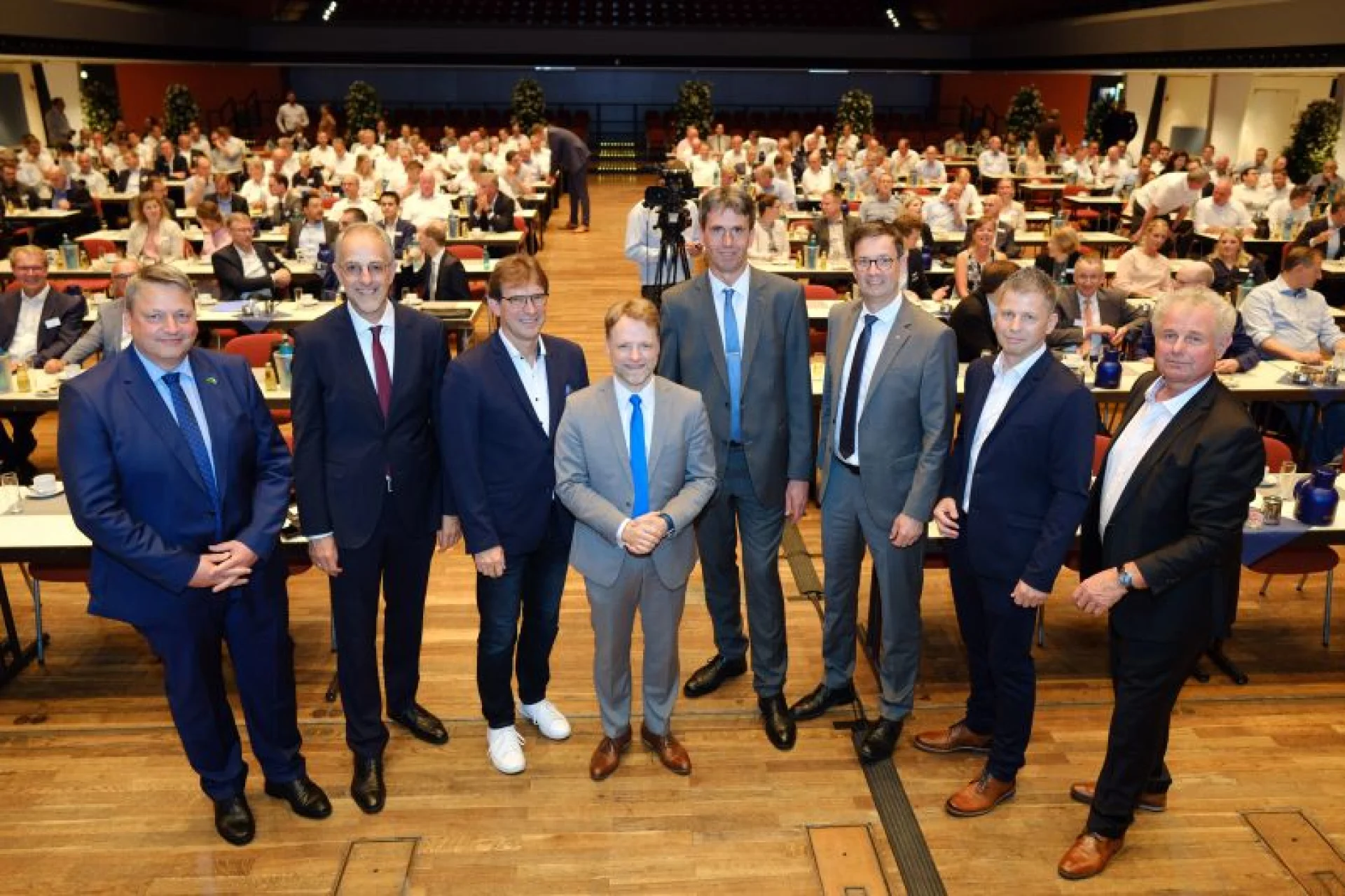Das Bild zeigt (von links): Präsidiumsmitglied Hermann Mammen, Verbandsdirektor Axel Schwengels, den Verbandsratsvorsitzenden Johann Kramer, Finanzminister Gerald Heere, Verbandsdirektor Johannes Freundlieb, Präsidiumsmitglied Jürgen Fuhler, den Vorsitzenden des Rechnungsausschusses Ralf Stolte und Präsidiumsmitglied Franz Meyer.