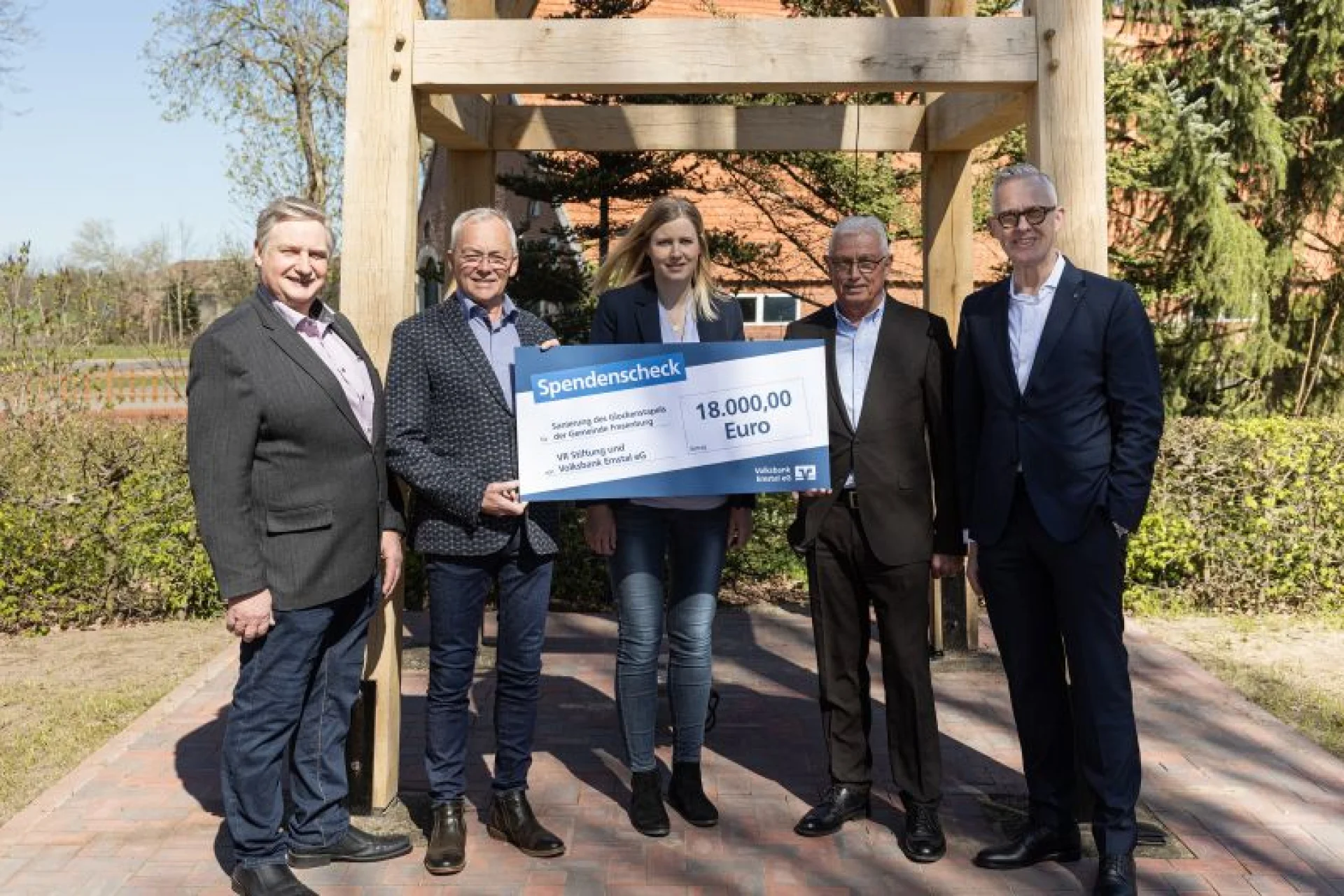 Nach der Restaurierung freuten sich alle Beteiligten über das Erreichte (v.l.): Bürgermeister Gerhard Fürst von der Gemeinde Fresenburg mit den Vertretern der Volksbank Emstal Heinrich Ahrens, Aufsichtsrat, Mitarbeiterin Stefanie Glander, Berater Bernd Terhorst sowie Vorstandssprecher Wilfried Freerks.