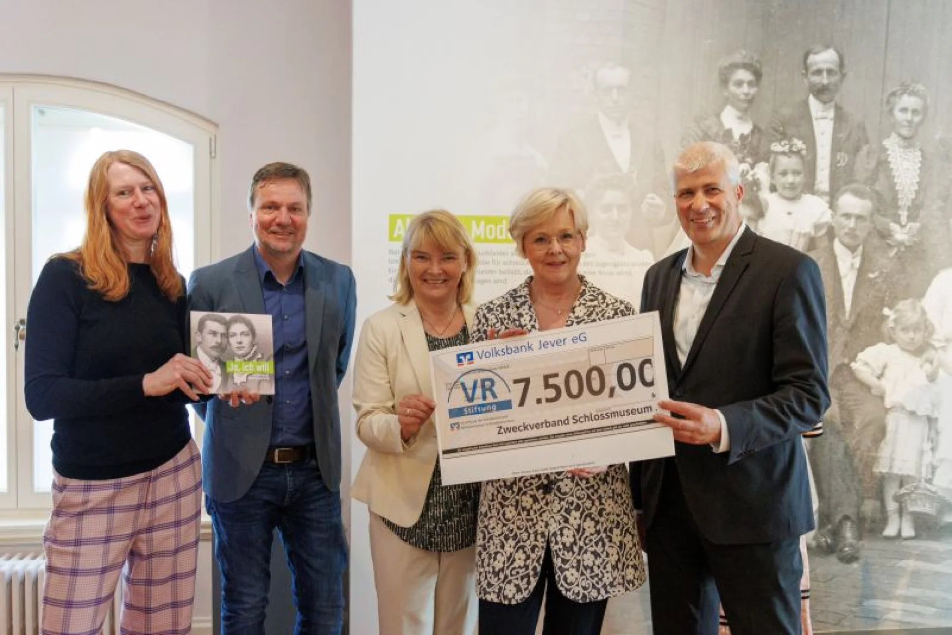 Freuten sich über die Unterstützung der Sonderausstellung über Hochzeiten im Oldenburger Land durch die VR-Stiftung und die Volksbank Jever (v.l.): Kuratorin Dr. Maren Siems, Dr. Andreas von Seggern, stellvertretender Museumsleiter und Museumsleiterin Prof. Dr. Antje Sander. Marketingleiterin Susanne Leiting und Filialbereichsleiter Knut Kreye übergaben den symbolischen Scheck.