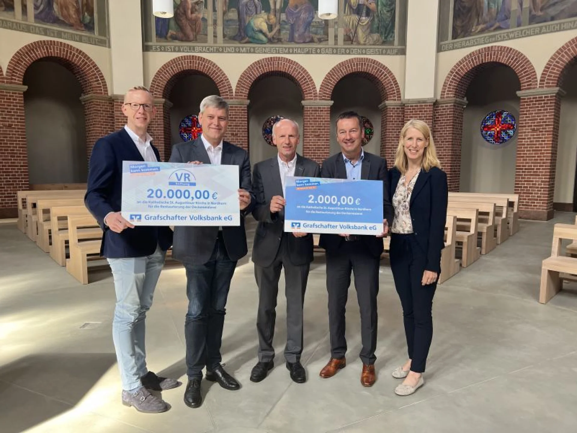 Gregor Neuhäuser (Vorstand der Grafschafter Volksbank eG), Pfarrer Ulrich Högemann, Gerhard Berning (Bauausschuss der Kirchengemeinde), Michael Weggebakker (Bereichsleiter der Grafschafter Volksbank eG) und Verena Bloemen (Kundenberaterin Grafschafter Volksbank eG).