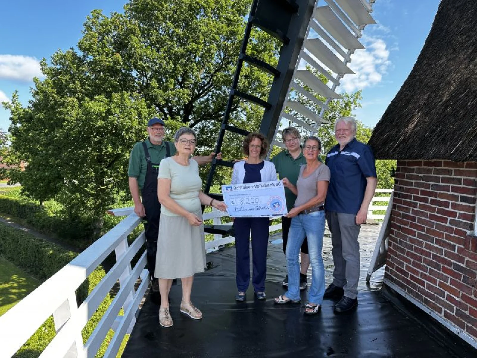 RVB-Bereichsleiterin Daniela Jungenkrüger (3.v.l.) überreicht den symbolischen Scheck an die Vertreter des Mühlenvereins Gerhold Heinze, Brigitte Thiele, Anja Faber, Gerhard Poppen und Marianne Gerdes.