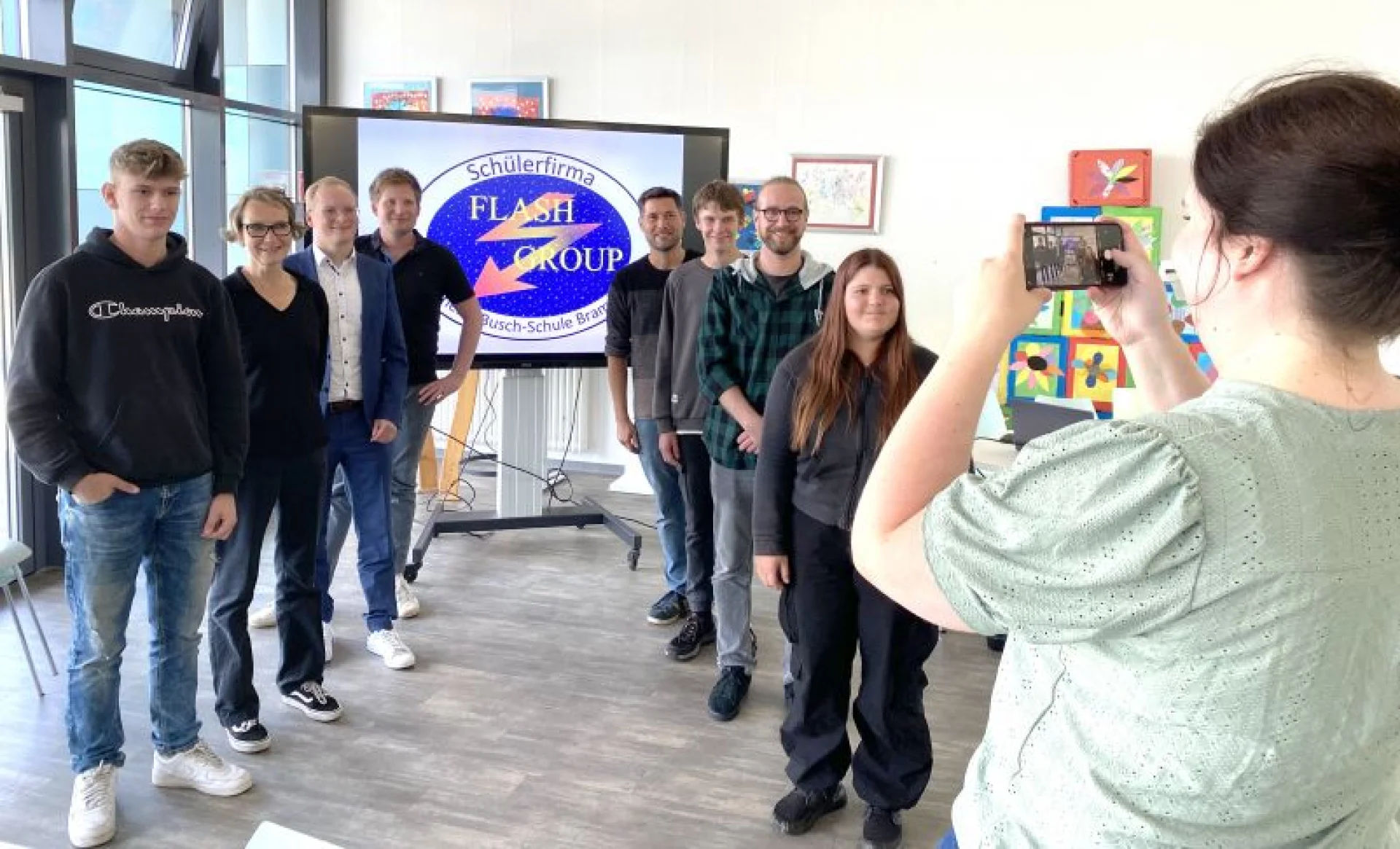 Die gewählten Aufsichtsräte und Vorstände präsentieren sich zum Foto: Mit dabei Christian Becker von der Vereinigten Volksbank eG (3.v.l.) neben Schulleiter Julian Schreiber sowie dem verantwortlichen Lehrer Christian Bruns (4.v.r.) sowie weiteren Kollegen und Schülern.