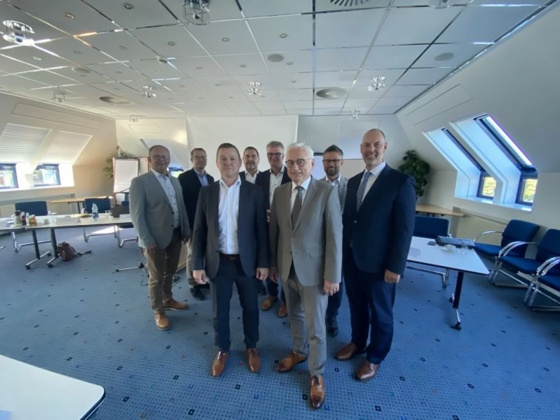 Aufsichtsrat und Vorstand (v.l.): Jörg Porsche, Lars Volkmann, Erwin Brake, Stefan Awick, Jürgen Kikker, Josef Bischof, Manuel Ropers und Jens Wagemann. Es fehlt das Aufsichtsratsmitglied Frank Nissen.