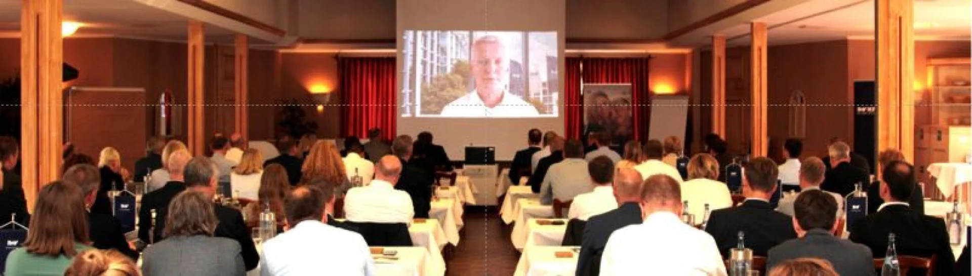 R+V-Chefvolkswirt Dr. Uwe Siegmund wurde per Video vorgeschaltet. Er sprach zum Thema „In unruhigen Zeiten ruhig investieren“.