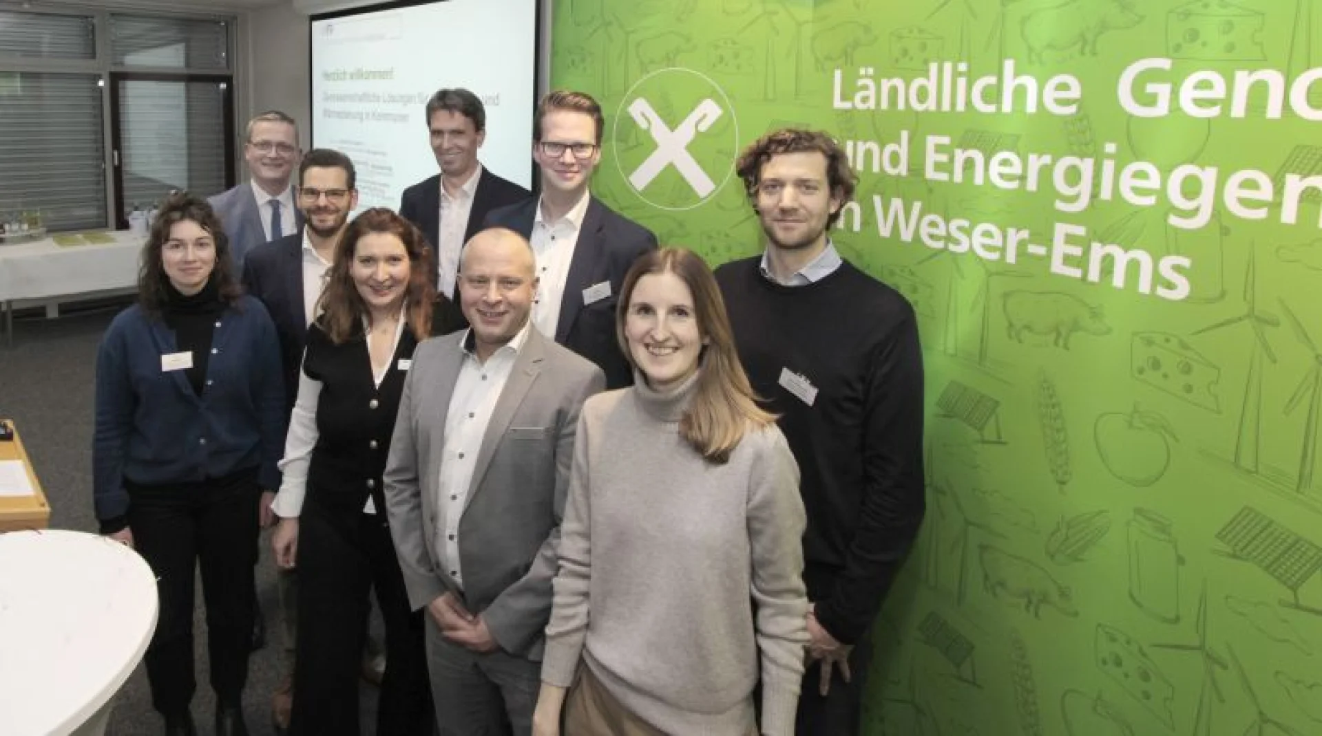 Waren sich einig, dass Energiegenossenschaften einen wichtigen Beitrag zur Energie- und Wärmewende leisten können (von links): Paulina Mayer, Tobias Averbeck, Bastian Hoffman, Cathrin Westermann, Johannes Freundlieb, Ulli Mitterer, Jan Hoyer, Prof. Dr. Paula Bögel und Jonas von Obernitz.