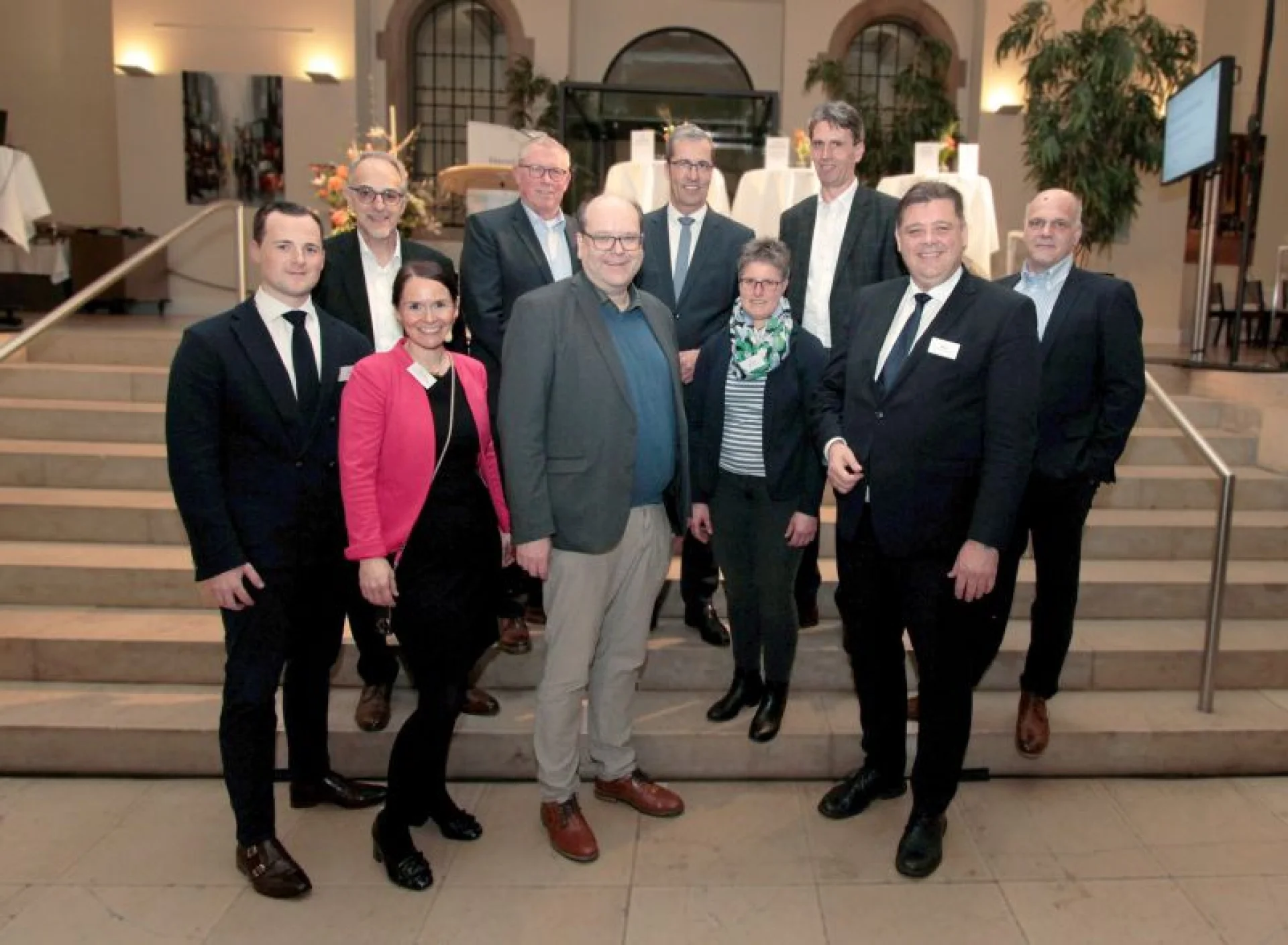 Im Bild zu sehen sind von links: Maximilian Ruhe, Geschäftsführer Ruhe Biogas, Verbandsdirektor Axel Schwengels, Moderatorin Dr. Barbara Grabkowsky, aef-Vorsitzender Sven Guericke, Umweltminister Christian Meyer, AGRAVIS-Vorstand Dr. Dirk Köckler, Milchviehhalterin Anita Lucassen, Verbandsdirektor Johannes Freundlieb, Landtagsvizepräsident Jens Nacke und Karsten Klokkers, Geschäftsführer der Viehvermarktung Uelsen e.G.