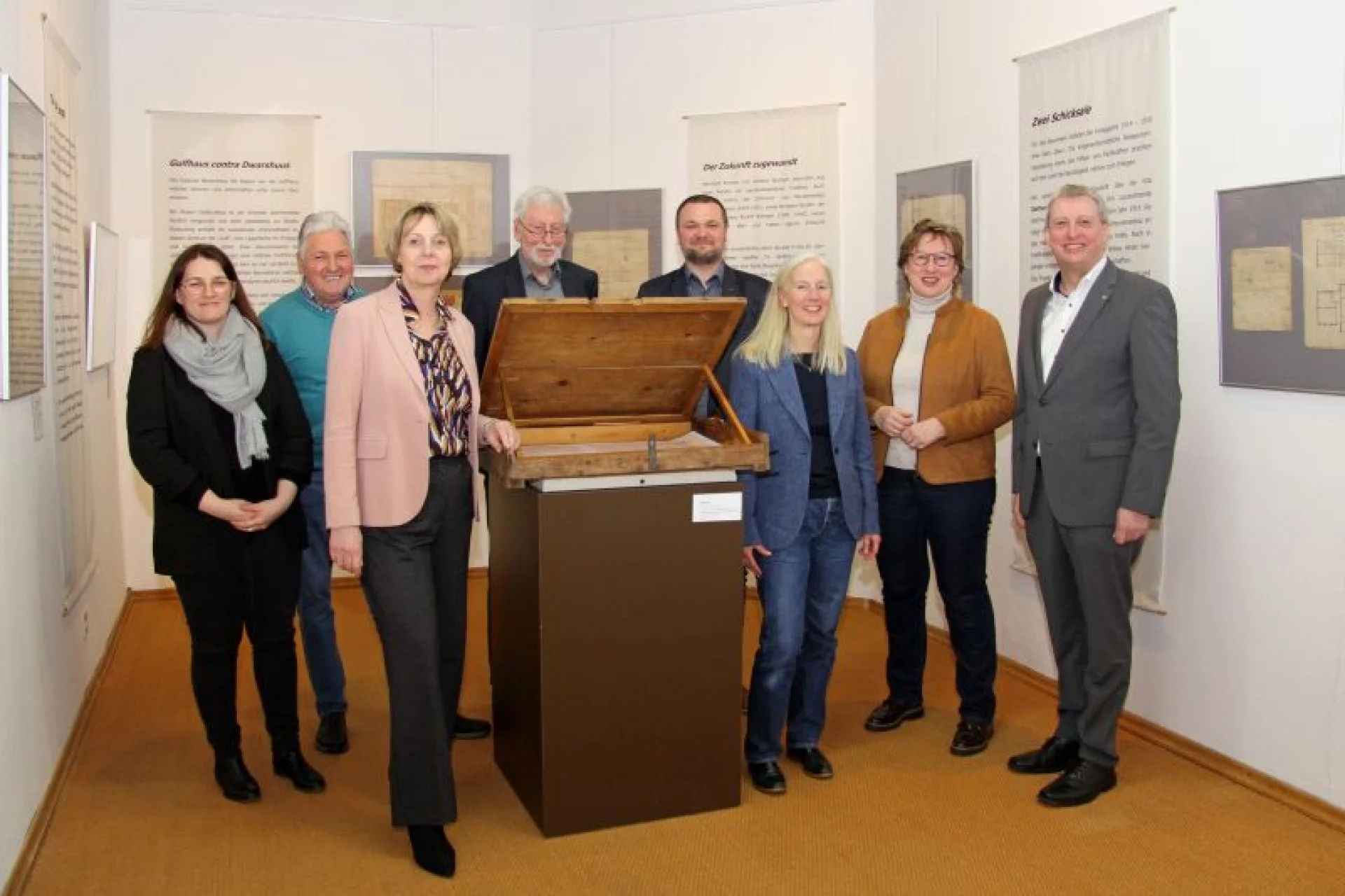(v.l.): Anke Kuczinski, 2. Vorsitzende des Museumsverbunds Ostfriesland und Leiterin des Museums “Leben am Meer” in Esens, Bernd Stratmann, ehrenamtlicher Mitarbeiter beim Fehn- und Schiffahrtsmuseum Westrhauderfehn und Vorstandsmitglied des Heimatvereins Overledingerland, Carmen Vietor, Prokuristin der Volksbank eG Westrhauderfehn, Bernt Strenge, 1. Vorsitzender des Heimatvereins Overledingerland, Marcus Neumann, 1. Vorsitzender des Museumsverbunds Ostfriesland und Leiter des Fehn- und Schiffahrtsmuseums Westrhauderfehn, Dr. Nina Hennig, Geschäftsführerin des Museumsverbunds Ostfriesland, Signe Foetzki, Pressesprecherin der Ostfriesischen Landschaftlichen Brandkasse, Lothar Janssen, Sprecher der Arbeitsgemeinschaft der Volksbanken und Raiffeisenbanken in Ostfriesland und Kuratoriumsmitglied der VR-Stiftung der Volksbanken und Raiffeisenbanken in Norddeutschland.