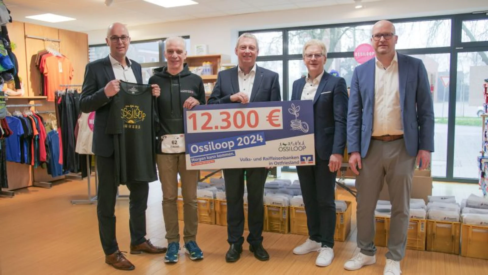 Die Kreisarbeitsgemeinschaft unterstützt das Laufevent mit 12.300 Euro (v.l.): Guido Mülder, Vorstandsmitglied der Ostfriesischen Volksbank eG, Leer, Edzard Wirtjes, Ver-anstalter, Lothar Janssen, Vorsitzender der Arbeitsgemeinschaft der Volksbanken und Raiffeisenbanken in Ostfriesland und Vorstandsmitglied der Raiffeisenbank eG, Moormerland, Mario Baumert, Vorstandsmitglied der Raiffeisen-Volksbank eG, Aurich, und Kai Stöter, Vorstandmitglied der Volksbank Westrhauderfehn.