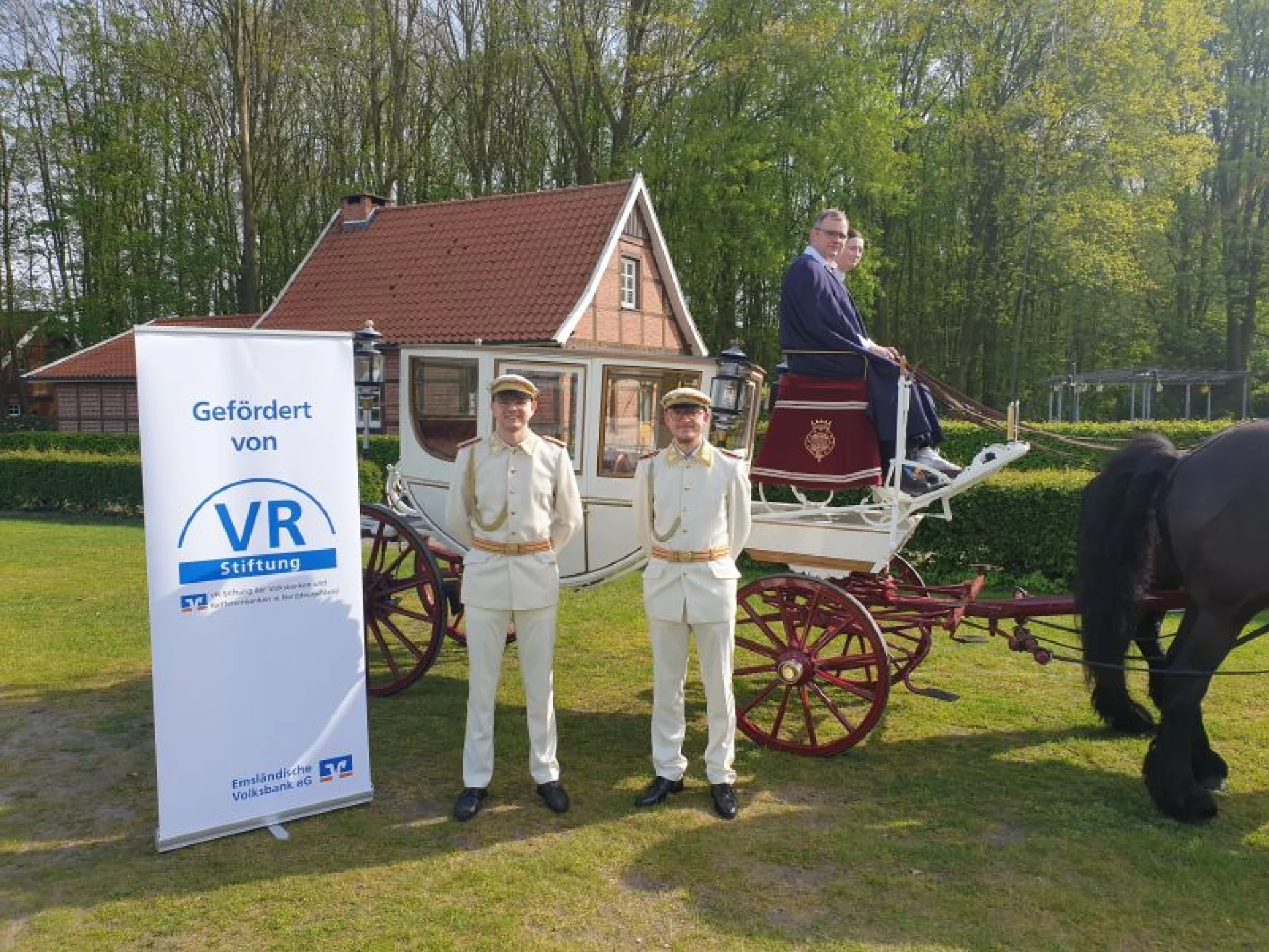 Neue Uniformen und Kutsche in voller Pracht (v.l.): Die Sektionsoffiziere Moritz Varel und Fynn Bosse vor der restaurierten Kutsche.