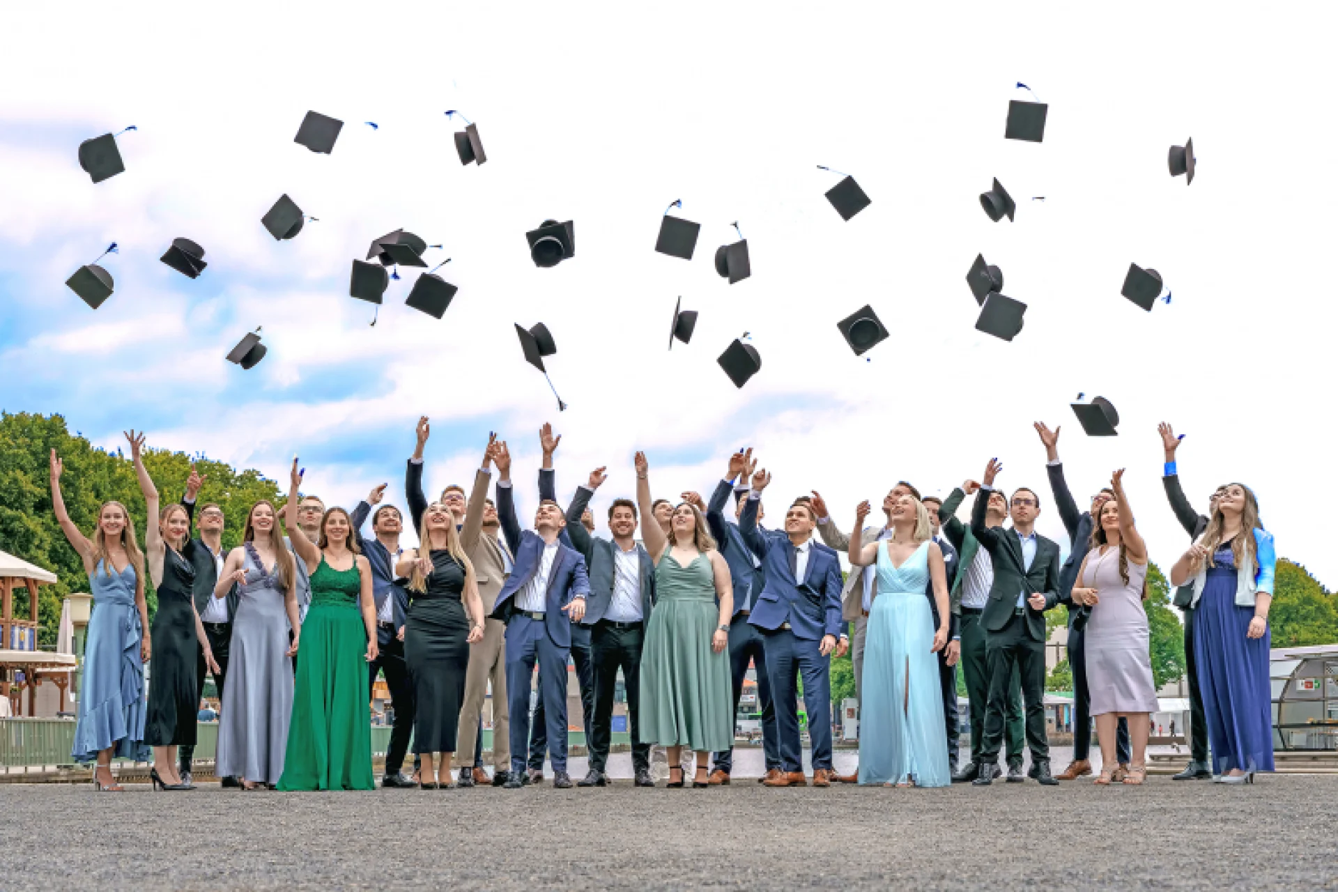Am Maschsee in Hannover hatten die Studierenden Freude beim traditionellen „Hütewurf“, mit dem das Ende der Studienzeit besiegelt wird.