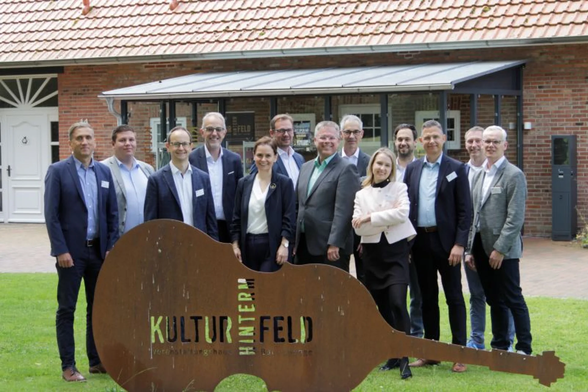 Die Referentinnen und Referenten, Verbundpartner und Verbandsdirektor Axel Schwengels (4. v. l.) sowie unser Unternehmensberater Guido Jaskulska (7. v. r.) blickten auf eine gelungene Veranstaltung im „Kultur hinter Feld“ in Dötlingen mit vielen Anregungen und Informationen.