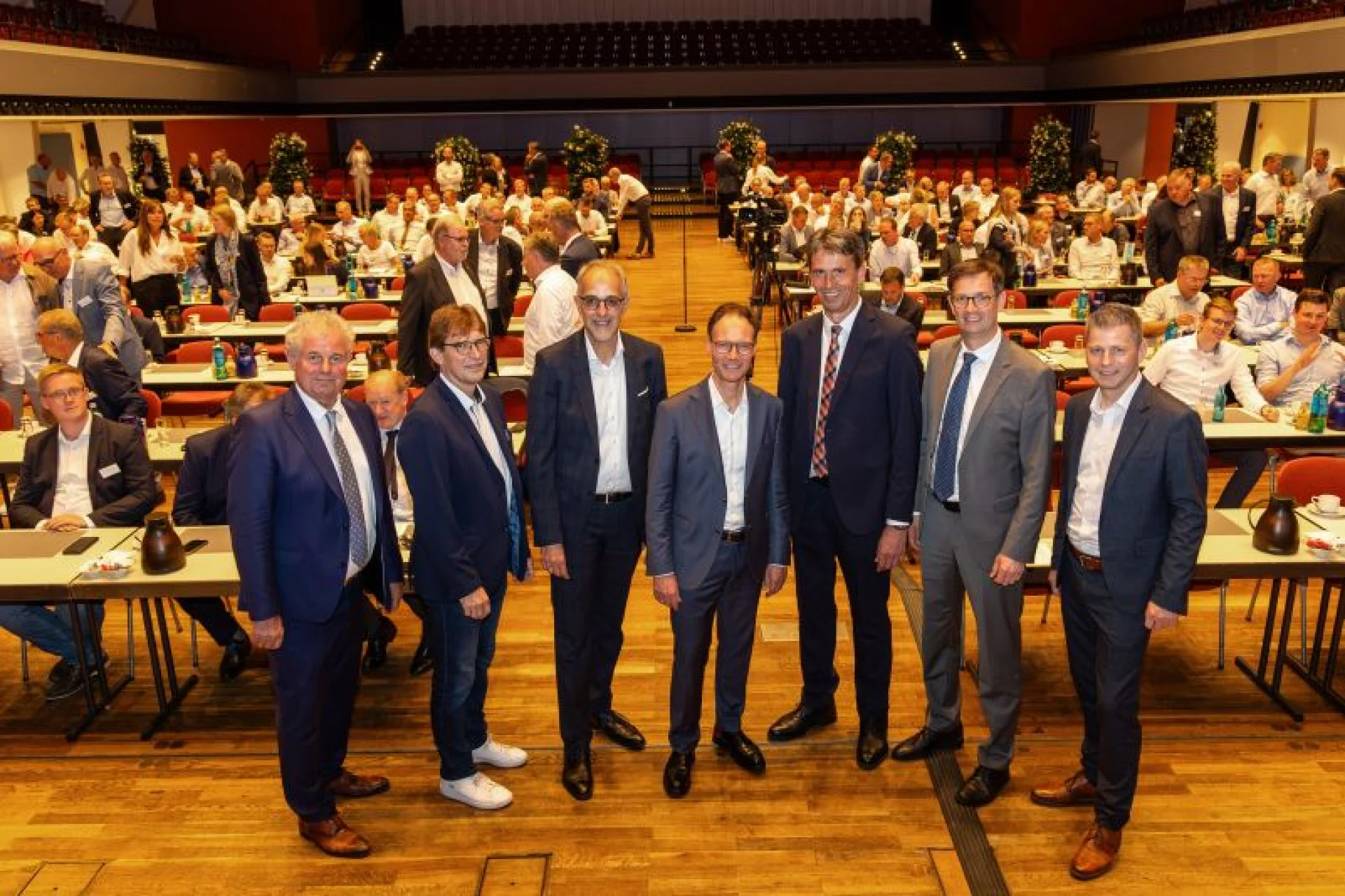 Das Bild zeigt (von links): das Präsidiumsmitglied Franz Meyer, den Verbandsratsvorsitzenden Johann Kramer, den Verbandsdirektor Axel Schwengels, den Hauptgeschäftsführer des Deutschen Raiffeisenverbandes Jörg Migende, den Verbandsdirektor Johannes Freundlieb, das Präsidiumsmitglied Jürgen Fuhler und den Vorsitzenden des Rechnungsausschusses Ralf Stolte.