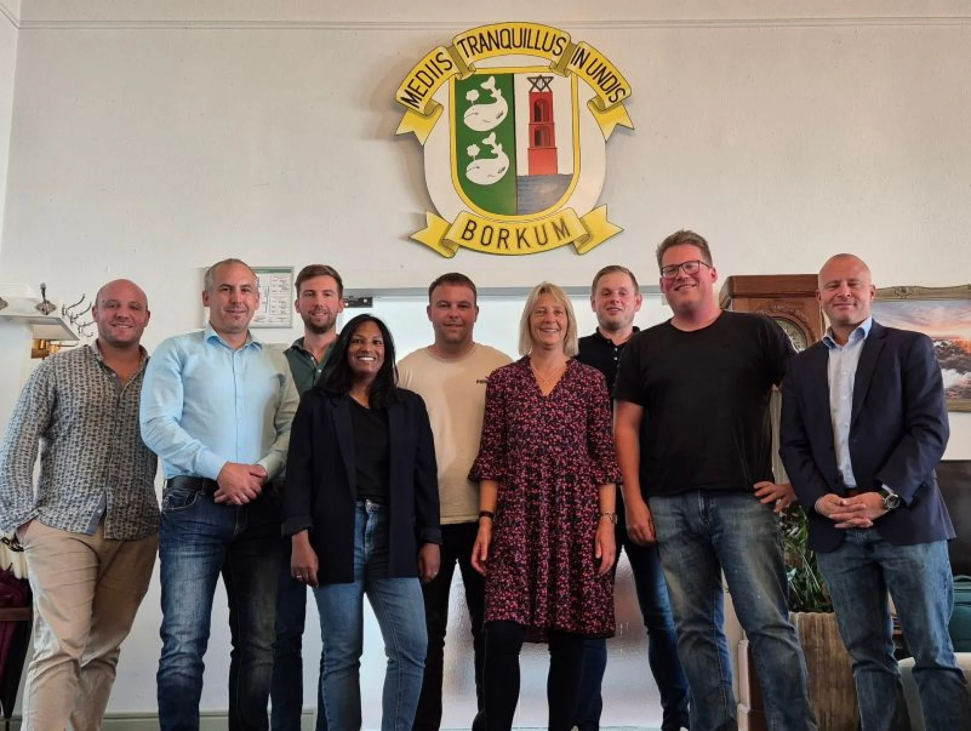 Das Gründungsteam (v.l.) mit Hubert Rummeni, Hinnerk Tiedeken, Niklas Meeuw, Mirjam Zurborg-Brendel, Marius Okken, Brigitte Müller, Marc Arends, Tim Lehrke sowie unserem Gründungsberater Ulli Mitterer. Auf dem Bild fehlen: Andreas Behr und Torsten Müller.
