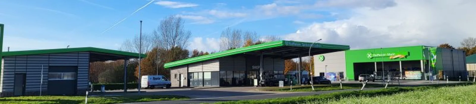 Der neue Raiffeisen-Markt in Lathen ist der siebte Einzelhandelsstandort im Geschäftsgebiet und bildet mit der Service-Tankstelle eine umfassende Einheit.