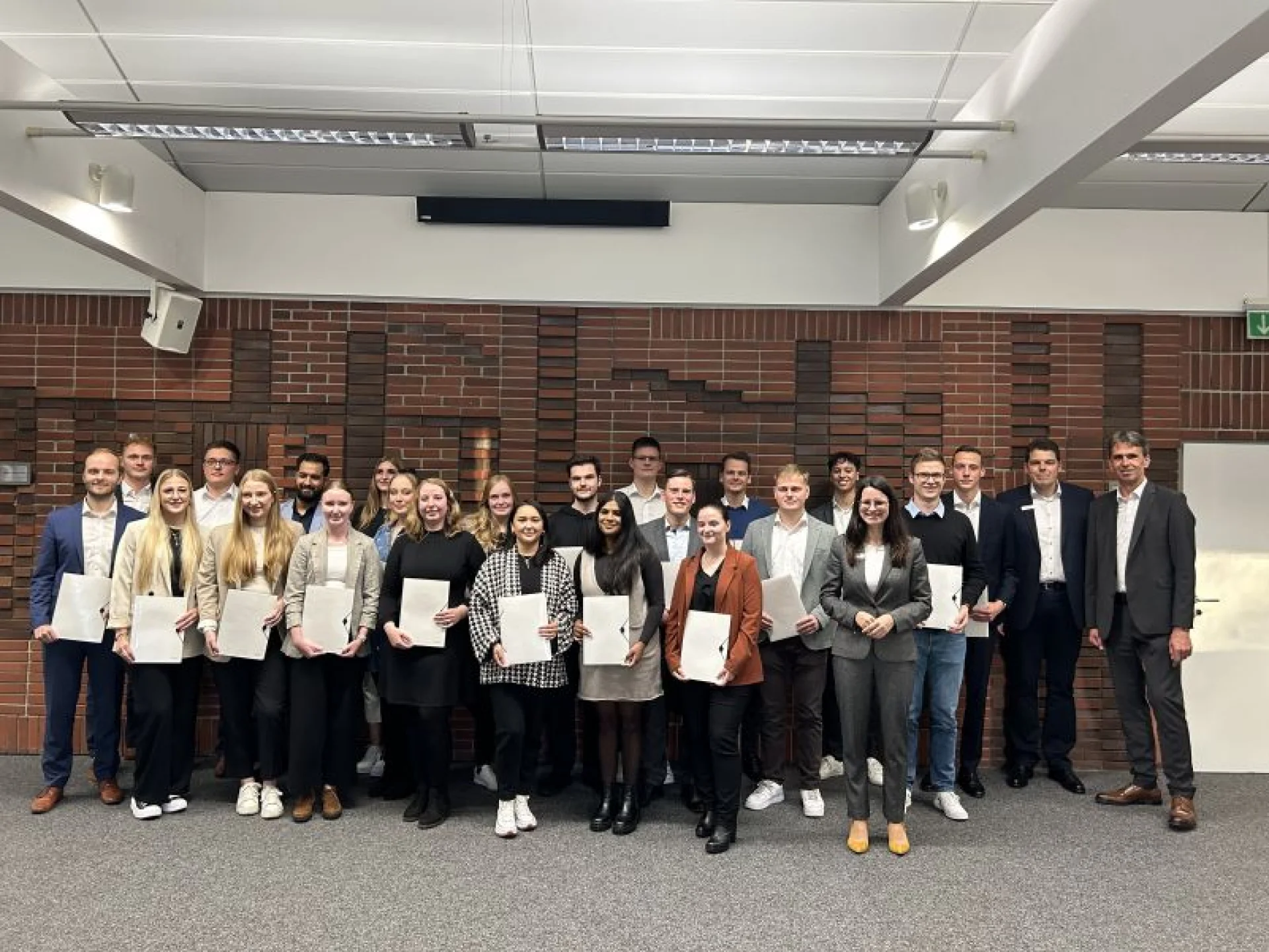 Die Absolventen und Absolventinnen des BankColleg-Bankfachwirt-Studiums mit Verbandsdirektor Johannes Freundlieb (hinterere Reihe, v. r.) und Studienbetreuer Christian Ritter sowie Teamleiterin Josefine Solling (5. v. r.).