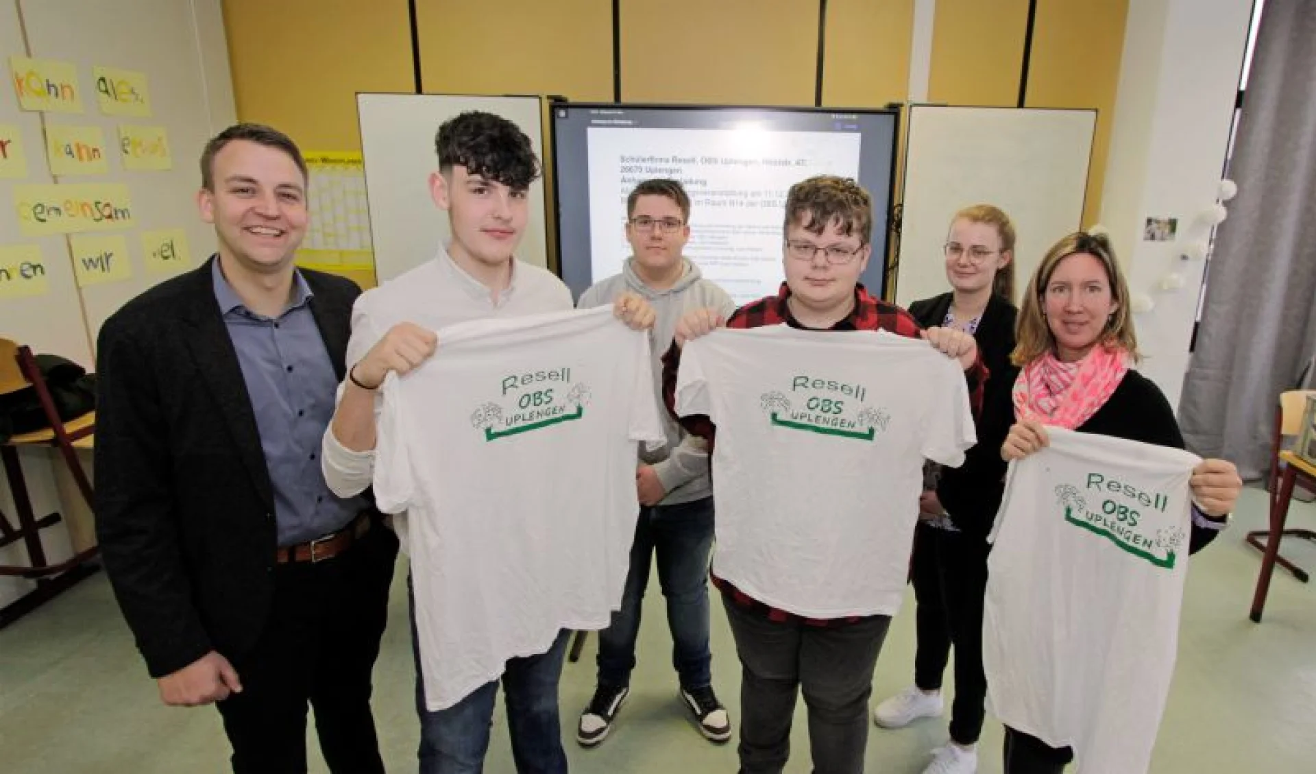 Gründungsversammlung in Uplengen mit (v. l.) Jann Tammen, RVB, den Schülern Leon Röben, Kjell Jakobs und Niklas Knauer, Christina Eilers, RVB, und Lehrerin Lydia Kuhn. Nicht im Bild zu sehen sind die Schülerinnen und Schüler Paulina Hasenjäger, Leon Janßen und Katja Kaib, die wie die auf dem Foto zu sehenden Kollegen ebenfalls in den Aufsichtsrat oder den Vorstand der Schülergenossenschaft gewählt worden sind.