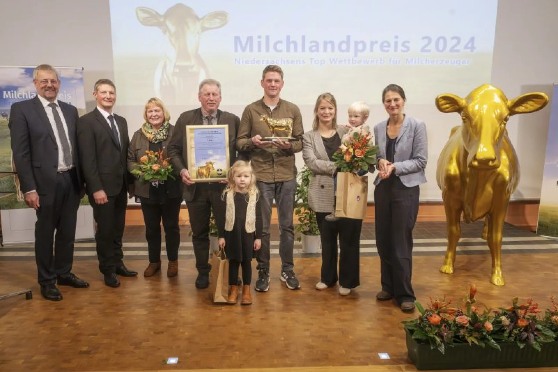 Aus den Händen von (v. l.) Jan Heusmann und Weert Weert Baack sowie Ministerin Miriam Staudte (r.) nahmen Jannis und Dörthe Küpker (Mitte rechts) mit ihren Kindern Fiete und Ida sowie Regina und Gerold Harms aus Rastede die Auszeichnung für den vierten Platz und den Klima-Sonderpreis entgegen.