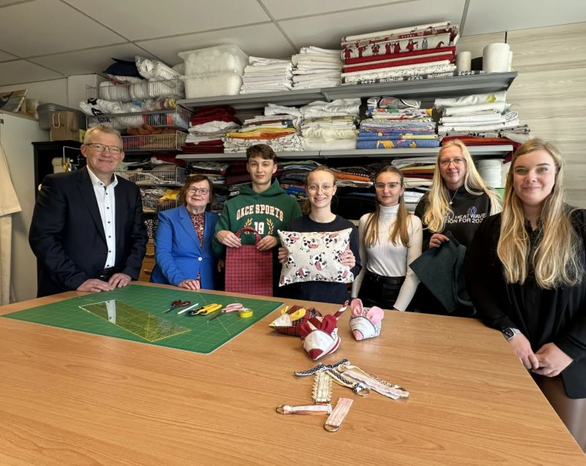 Gemeinsam soziales Engagement stärken (v. l.): Bankvorstand Nikolaus Hüls, Renate Geuter, Vorsitzende des Trägervereins SKM – Sozialdienst katholischer Männer, Bennet Schlarmann, Teresa Emke, Xenia Peters und Milena Poll, alle Volksbank, sowie Annika Schulte, Leiterin der Jugendwerkstatt “Sozialer Briefkasten”.