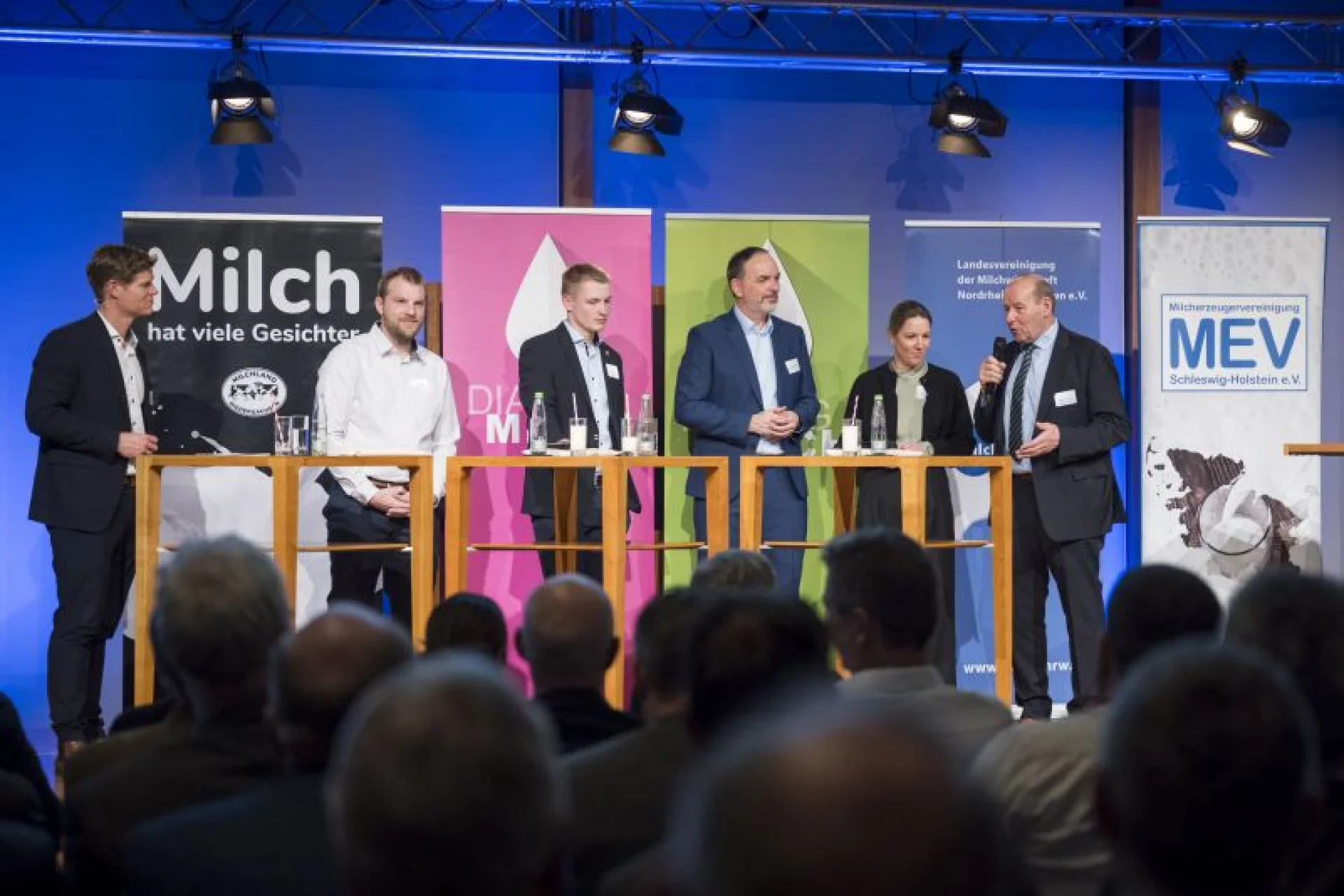 Die Talkrunde des zehnten Nordwestdeutschen Milchtreff in Berlin zum Thema „Stadt Land Zukunft – Wie wollen wir morgen leben?“ mit Veranstalter Klaus-Peter Lucht von der Milcherzeugergemeinschaft Schleswig-Holstein.
