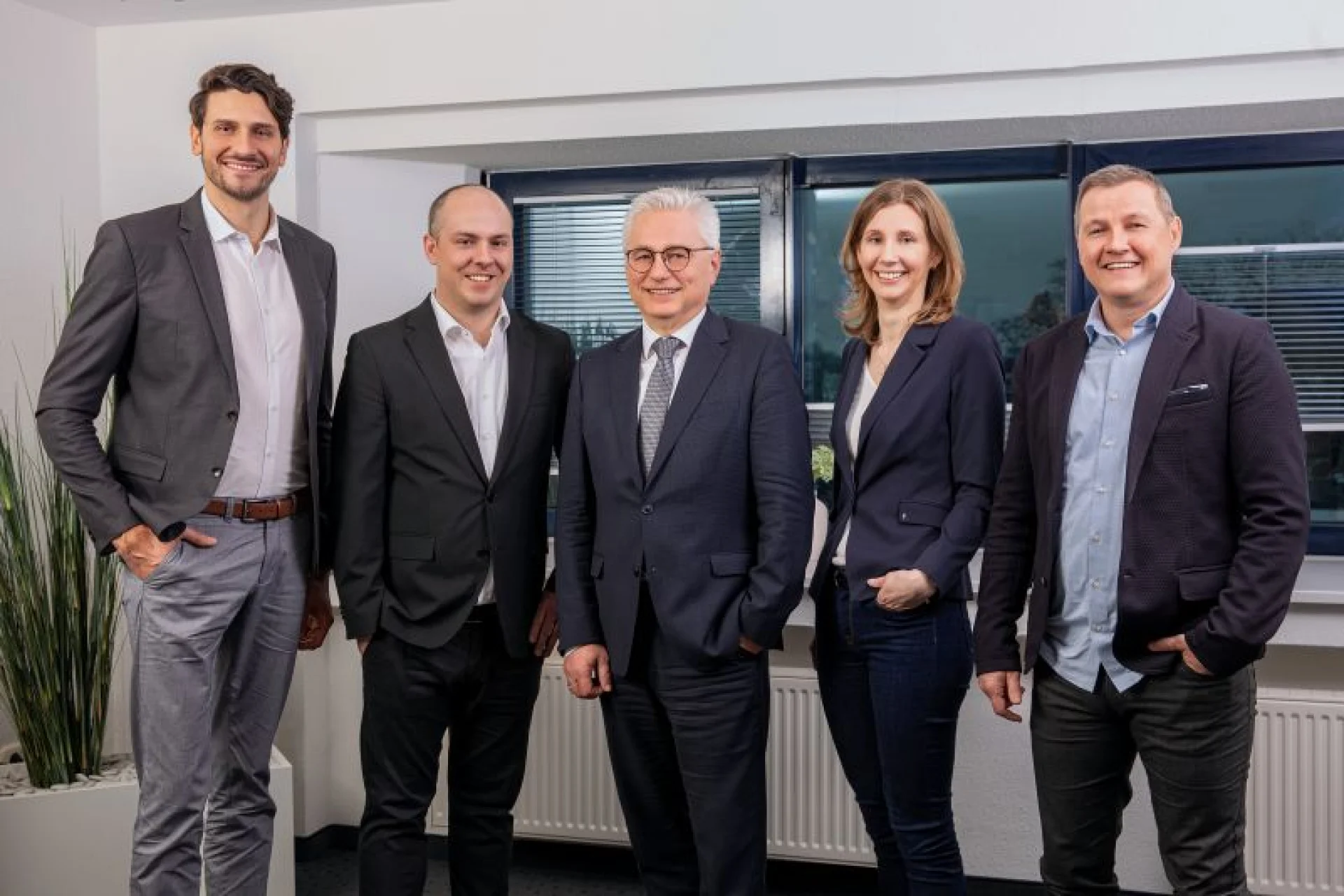 Das Vorstands- und Führungsteam (v. l.): Die neuen Bereichsleiter Dragan Rosic, Marius Seppelfricke, der ausscheidende Vorstand Josef Bischof, die neue Vorständin Lena Timrott und ihr Vorstandskollege Erwin Brake. Auf der Generalversammlung am 25. Juni erfolgt die offizielle Verabschiedung von Josef Bischof.