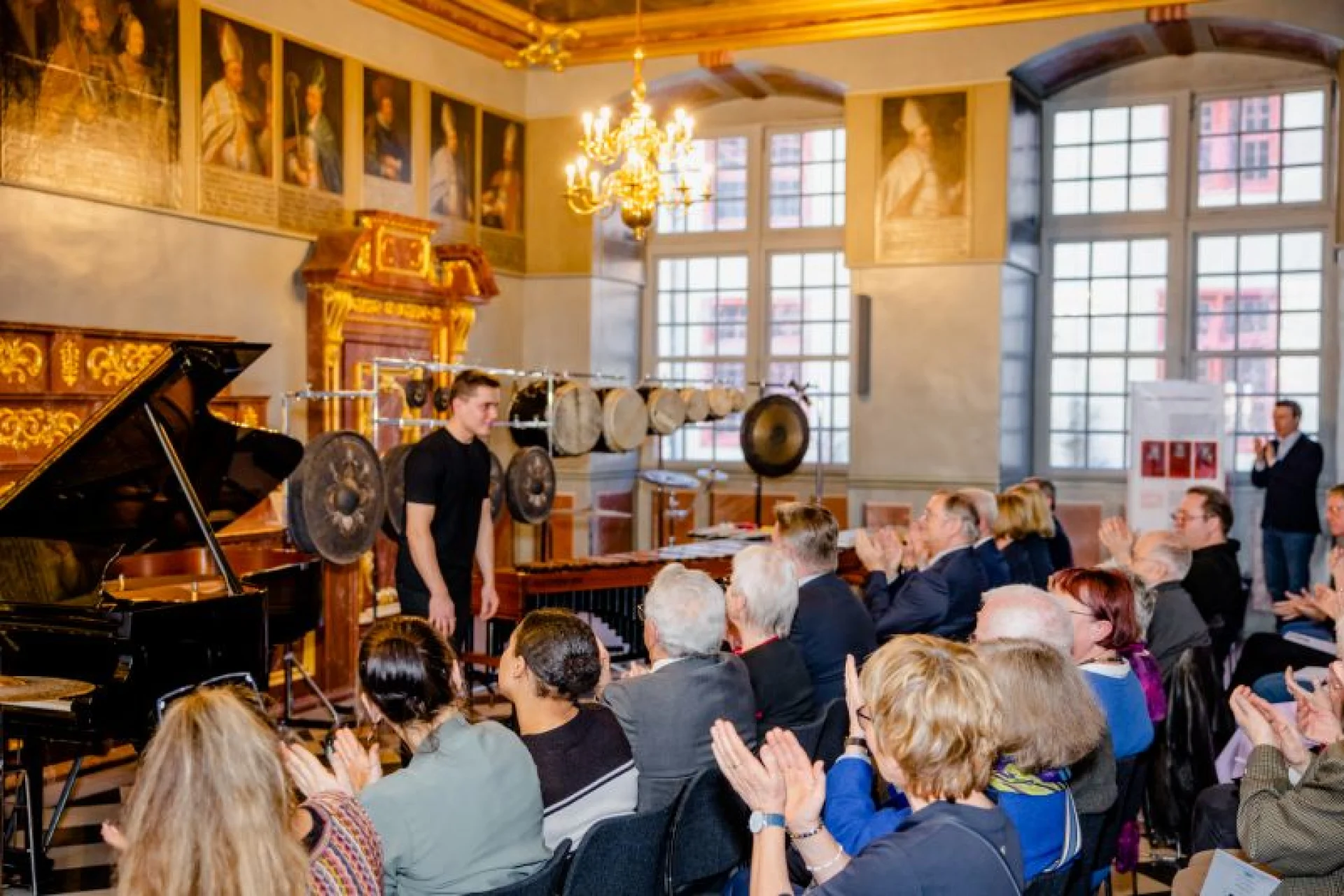 Hochkarätiges Sonderkonzert mit Percussionist Leon Lorenz, der beim Publikum für einen langanhaltenden Applaus sorgte.