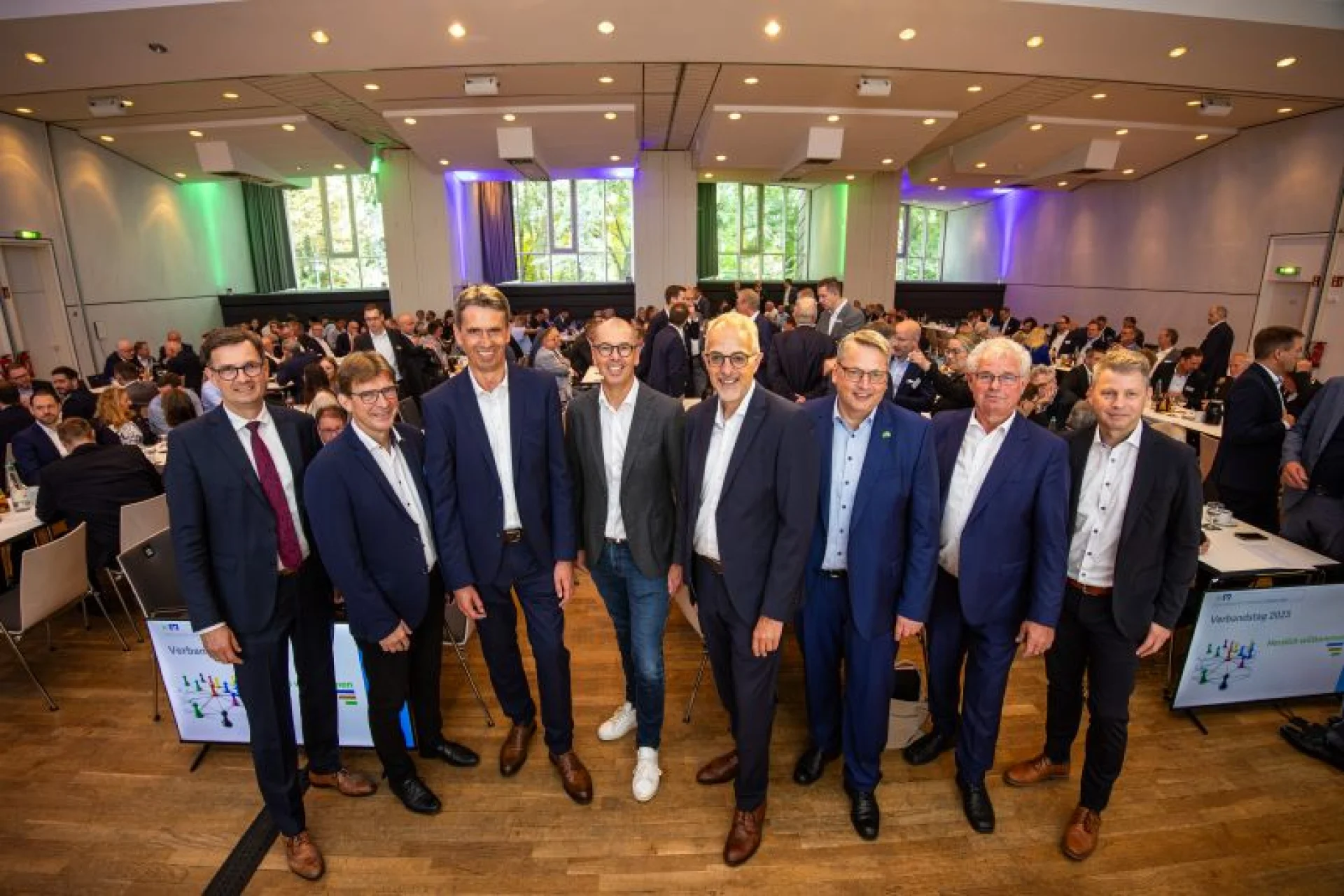 v.l.: Jürgen Fuhler (Präsidiumsmitglied), Johann Kramer (Vorsitzender des Verbandsrates), Johannes Freundlieb (Verbandsdirektor), Hans Joachim Reinke (Vorstandsvorsitzender der Union Asset Management Holding AG), Axel Schwengels (Verbandsdirektor), Hermann Mammen (Präsidiumsmitglied), Franz Meyer (Präsidiumsmitglied) und Ralf Stolte (Vorsitzender des Rechnungsausschusses)