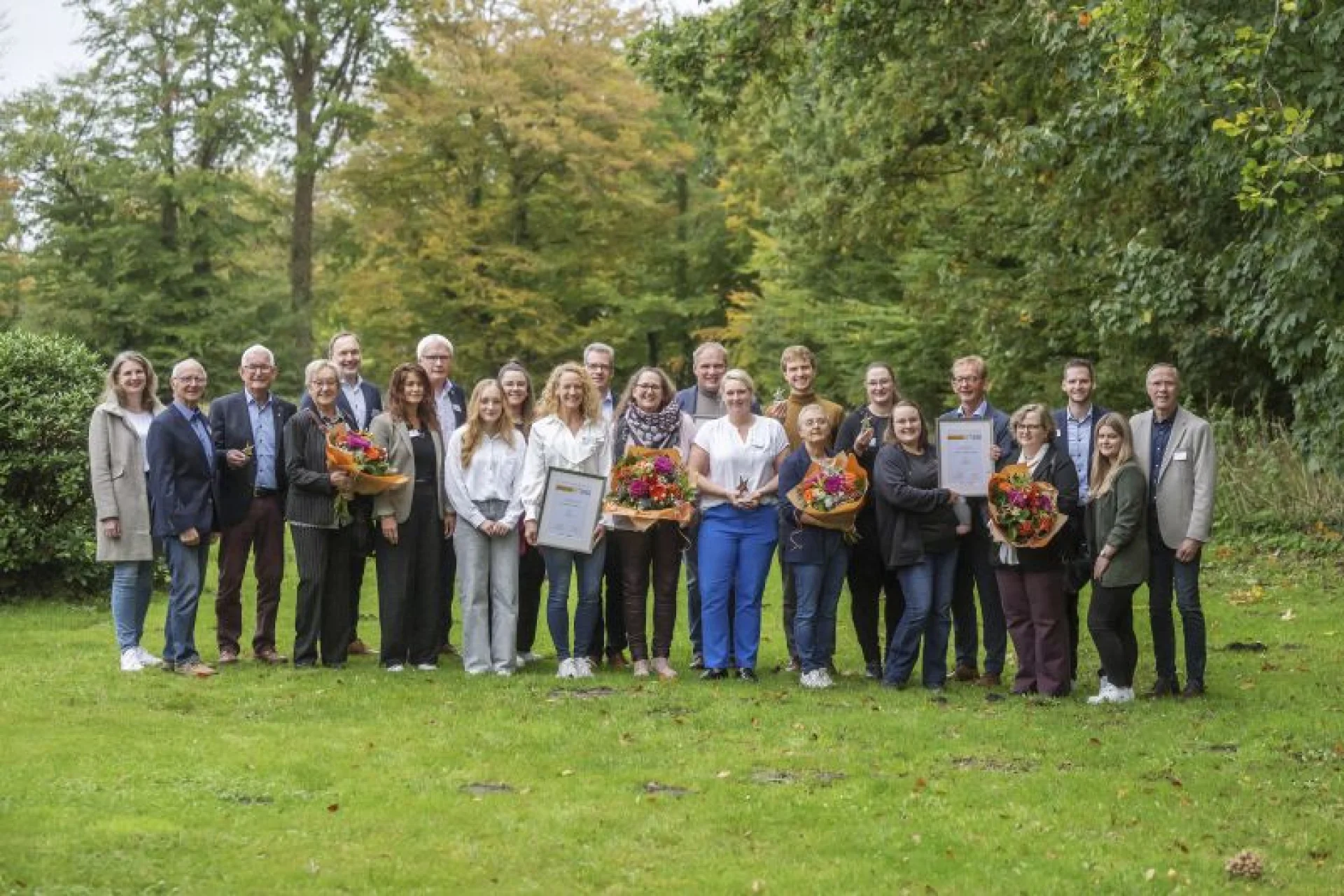 Die stolzen Preisträger des Stern des Sports in Silber gemeinsam mit der Jury, Vertretern der Volksbanken und Raiffeisenbanken sowie Vertreterinnen der Arbeitsgemeinschaft der Volksbanken und Raiffeisenbanken Weser-Ems