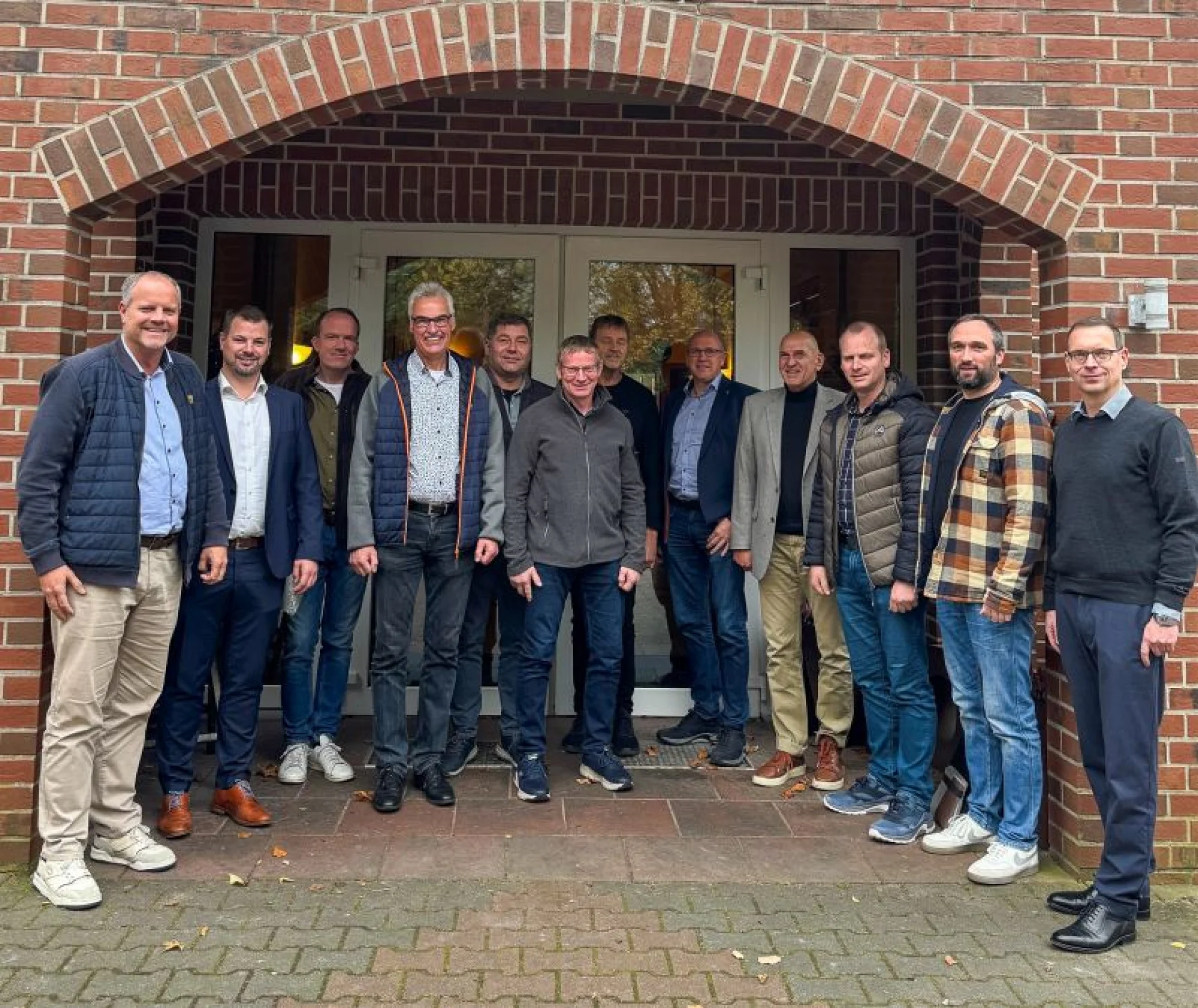 Hendrik Schultz, Unternehmensberater Genossenschaftsverband Weser-Ems (li.) und Benjamin Bröring, Leiter Prüfung Genossenschaftsverband Weser-Ems (re.) begrüßten die ehrenamtlichen Aufsichtsratsmitglieder in Sögel.