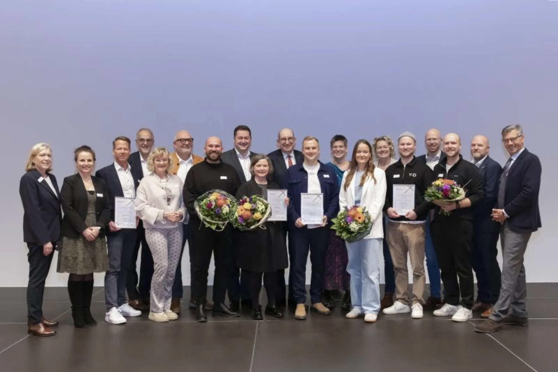Die glücklichen Preisträger des Handelswettbewerbs „Gemeinsam aktiv – Handel(n) vor Ort“ mit den Vertretern der ausrichtenden Organisationen.