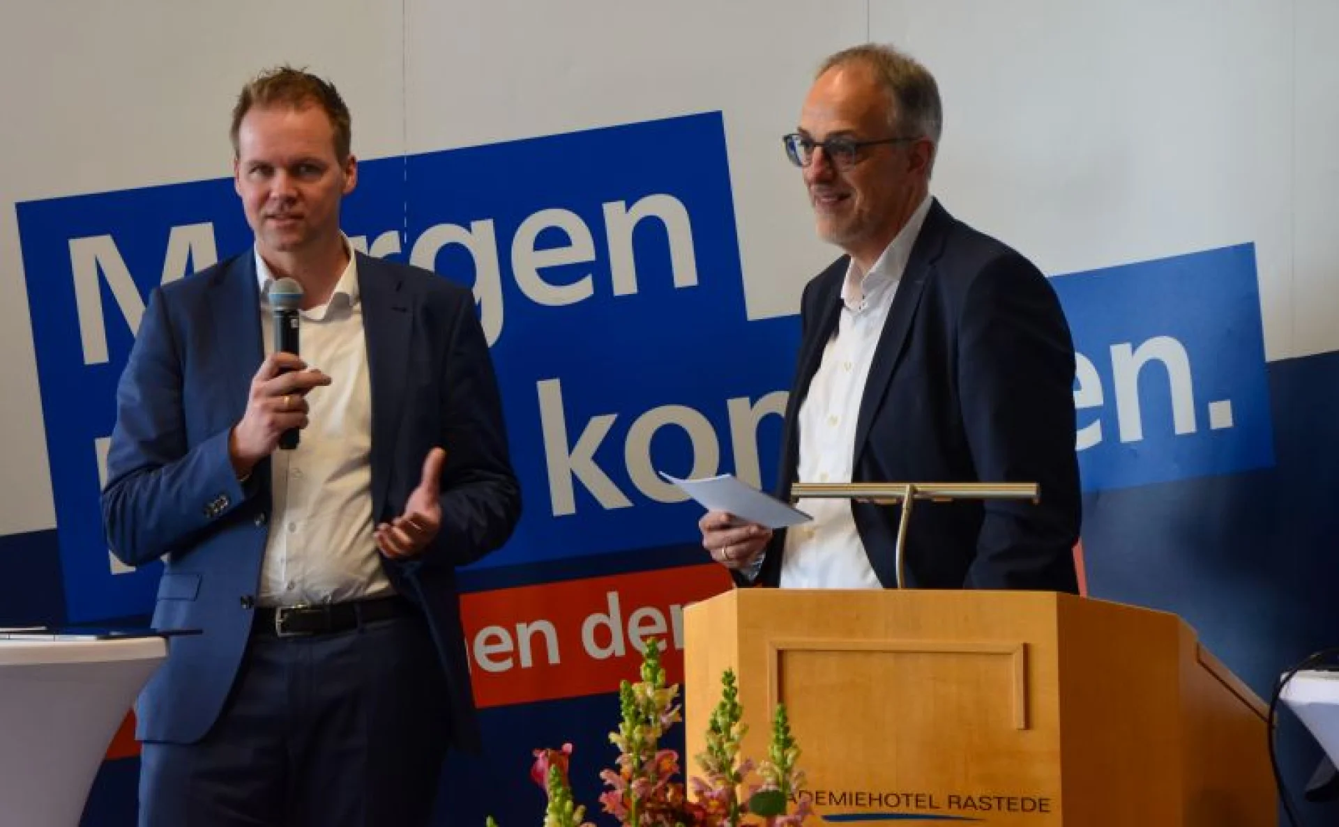In der Podiumsdiskussion, moderiert durch Verbandsdirektor Axel Schwengels (r.), gab Andre Kasten, Raiffeisen-Volksbank eG, (l.) Praxiseinblicke