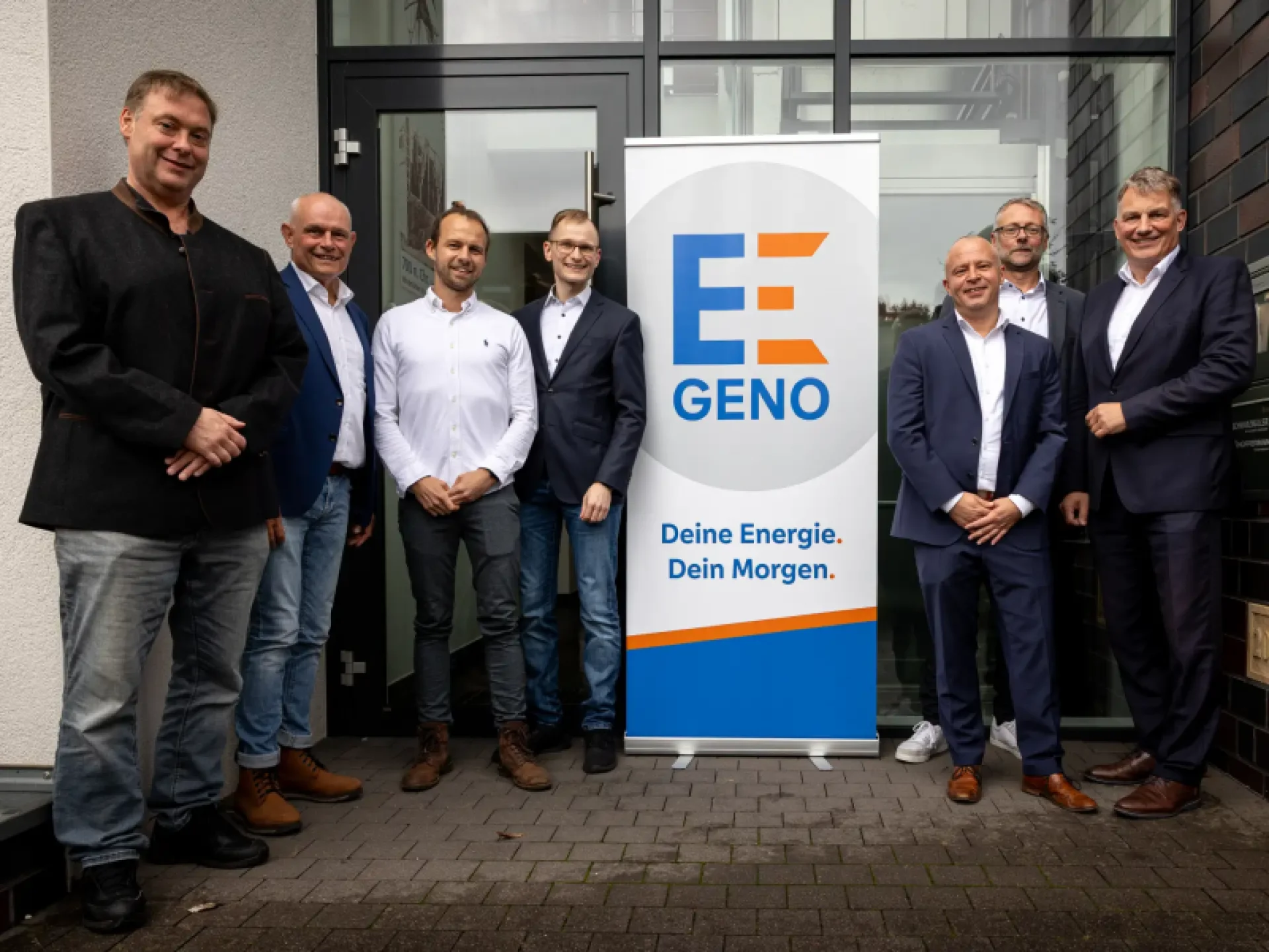 Die Energiegenossenschaft Oldenburger Land eG (EEGENO) wurde gegründet: (von links) Frank Hohnholt (Auf-sichtsrat), Peter Bahlmann (stellvertretender Vorsitzender), Arne Schnitger (Aufsichtsrat), Tamino Büttner (Vor-standsvorsitzender), Ulli Mitterer (Gründungsberater – Genossenschaftsverband Weser-Ems e. V.), Sascha Knaack (stellvertretender Aufsichtsratsvorsitzender) und Frank Ostertag (Aufsichtsratsvorsitzender).