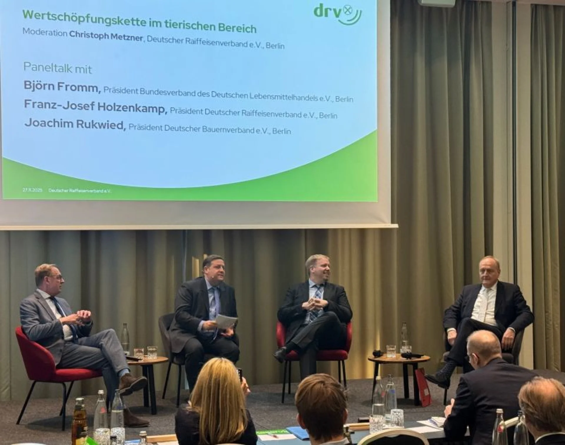 Christoph Metzner, DRV (2.v.l) diskutiert mit Franz-Josef Holzenkamp, DRV Björn Fromm, Bundesverband des Deutschen Lebensmittelhandels e.V. und Joachim Rukwied, Deutscher Bauernverband (v.l.) über Wertschöpfungsketten im tierischen bereich.