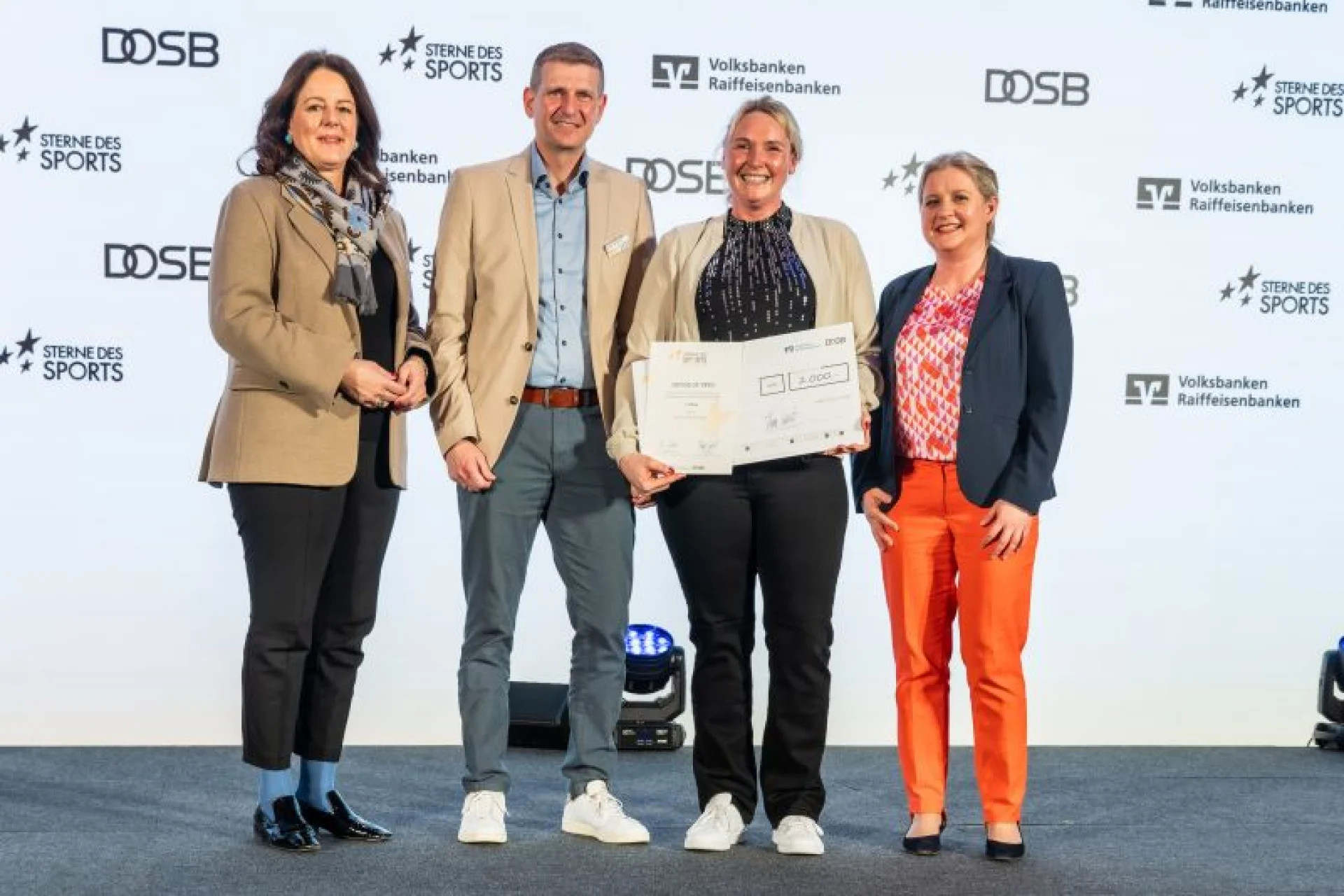 Denise de Vries, VfL Rastede von 1859 e.V. (3.v.l.) freute sich über den Sieg des Publikumspreises für herausragendes Engagement. Mit ihr freuten sich (v.l.) BVR-Vorstand Tanja Müller-Ziegler, Vorstand Raiffeisenbank Rastede eG Christian von Deetzen und DOSB-Präsidiumsmitglied Kerstin Holze