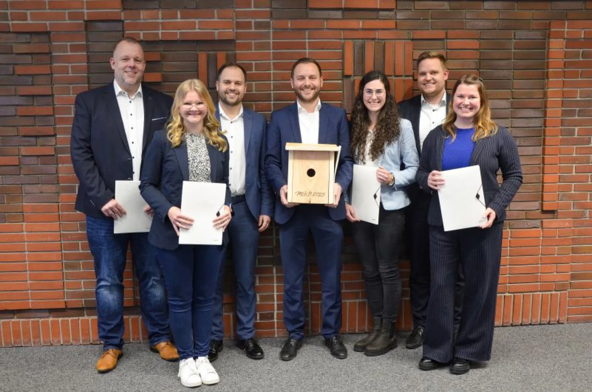Die Führungskräfte der Zukunft (v.l.) Michael Stubbe, Bianca Fürst, Niklas Jabs, Timm Julian Neiden, Jessica Stock, Patrick Dierker und Nicole Hille