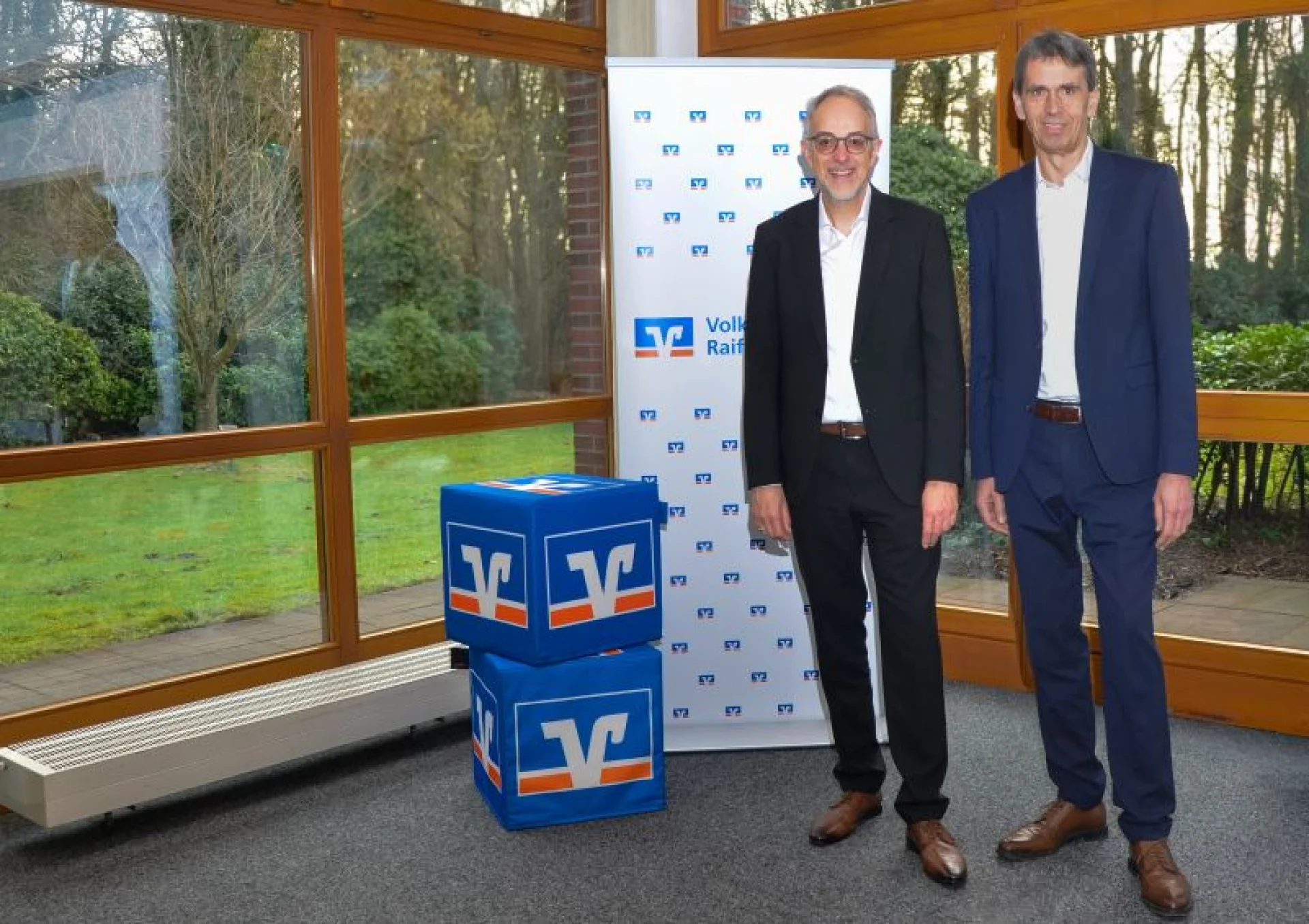 Die Verbandsdirektoren (v. l.) Axel Schwengels und Johannes Freundlieb freuen sich über eine positive Entwicklung bei den genossenschaftlichen Mitgliedsbanken des Genossenschaftsverbandes Weser-Ems e.V.