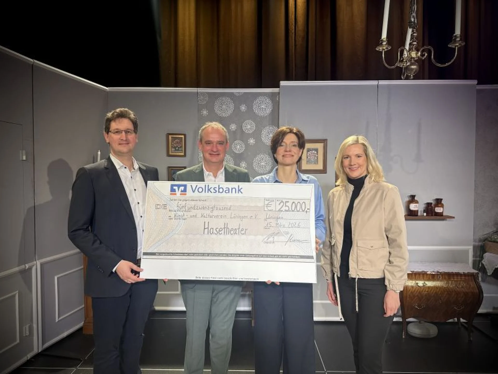 (v.l.) Frank Bertke (Vorstand Volksbank eG Löningen), Uwe Berning und Walburga Abeln (beide Vor sitzende haseTHEATER) und Kristin Moormann (Vertriebsmanagement Volksbank eG Löningen)